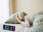 Ceas Digital cu Alarmă, Termometru și Funcție Snooze – Afișaj Color și Dată - Image 8